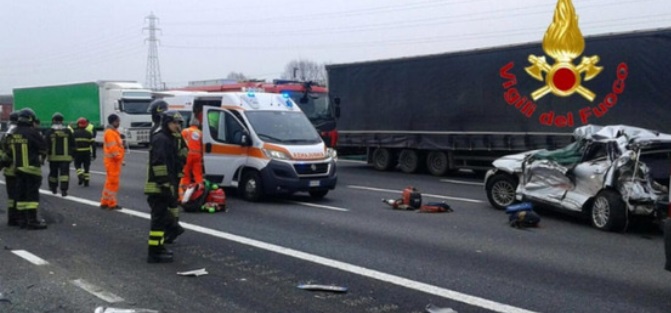 Terribile incidente sulla Torino-Milano. Frontale fra 2 auto (una viaggiava in contromano): 4 morti