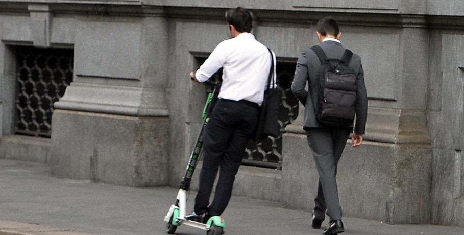 Torino – Troppi monopattini sfrecciano sotto i portici di via Po. A rischio i pedoni. E scoppia la polemica