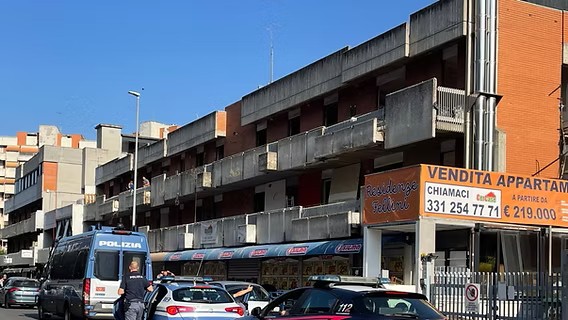 Incendio nel palazzo occupato dai latinos in via Giulioli