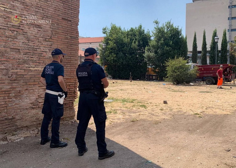 Esquilino, operazione anti-degrado della polizia: caccia ai pusher di Cobret