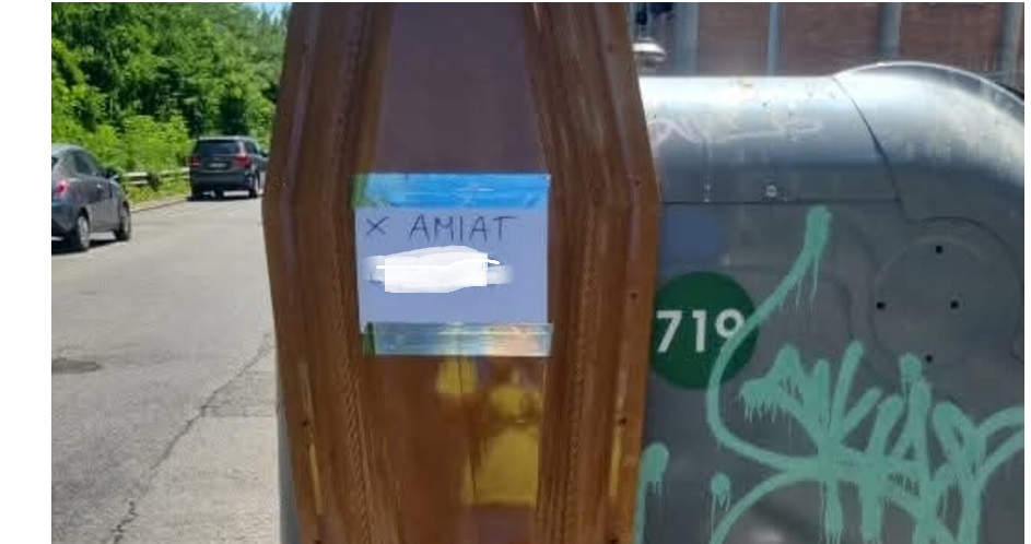 Incredibile a Torino – Fra i rifiuti in strada c’è anche una bara: “Destinata ad Amiat”