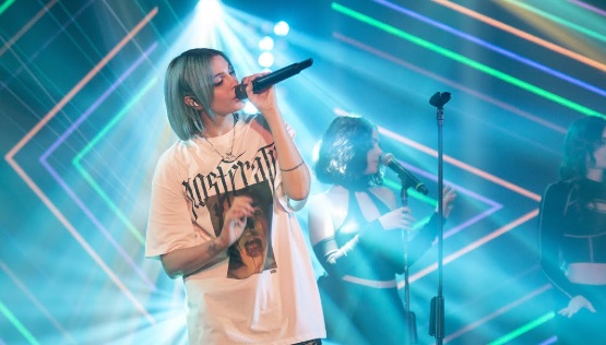 Piemonte – Successo per il concerto di Rose Villain a Mondovì: “C’è troppo odio: scegliete l’amore”