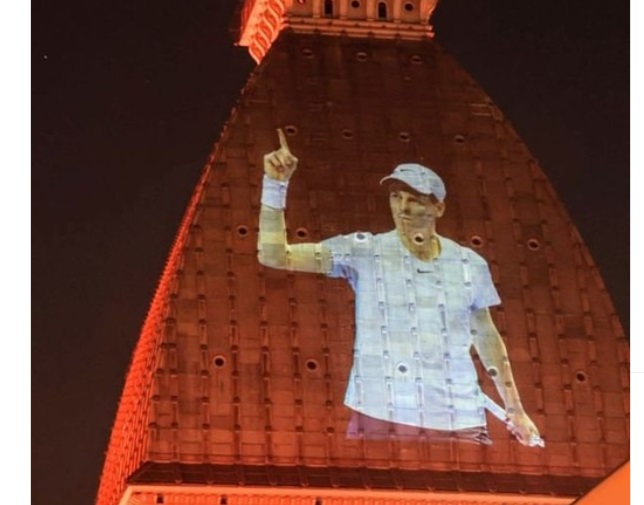 Torino celebra Sinner – La Mole si illumina di arancione per il Campione di Wimbledon