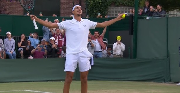 Il Torinese Sonego eroico a Wimbledon- Batte Nakashima dopo una battaglia di 5 ore e vola agli ottavi