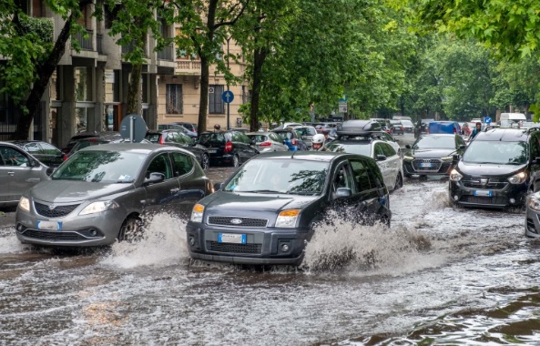 A Milano forti temporali e grandinate, aerei dirottati per il maltempo. E domani rischio nuovi nubifragi. La situazione