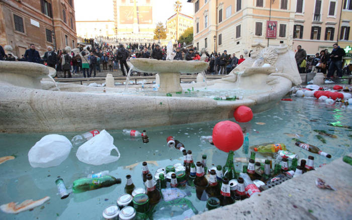 Turismo incivile a Roma: 3.000 sanzioni e 40 Daspo in sei mesi
