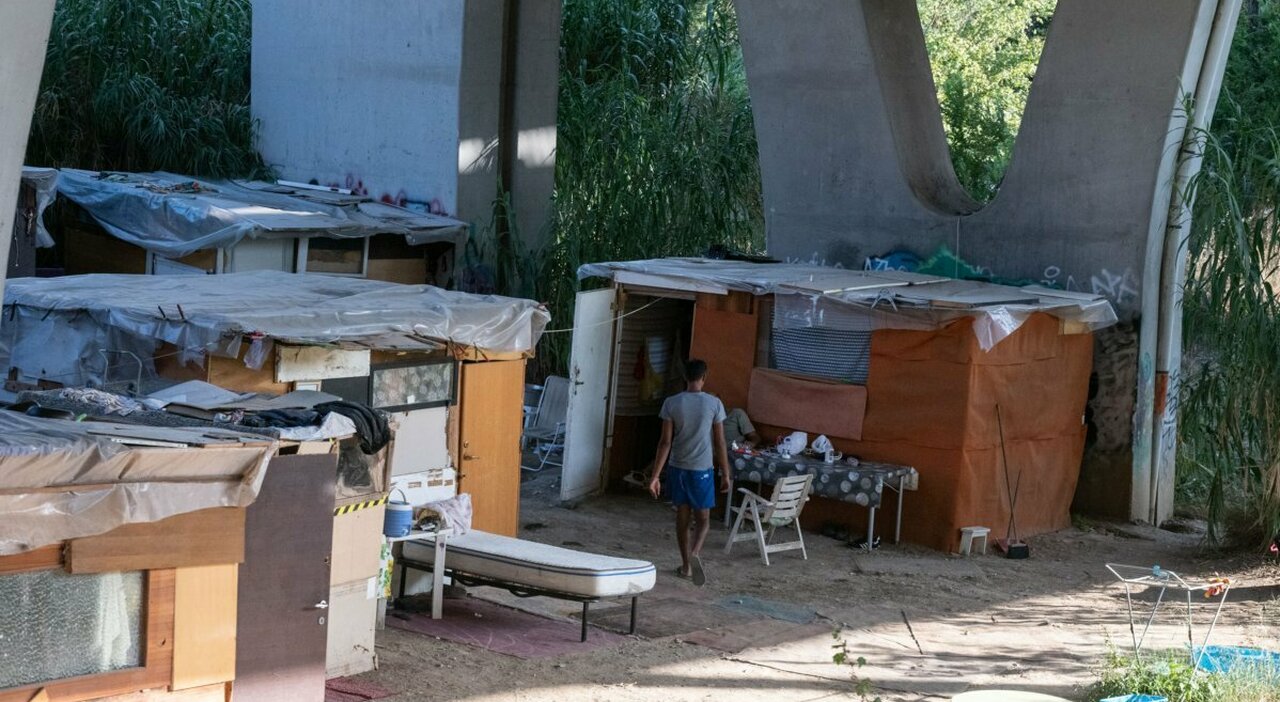 Roma, la piaga dei bivacchi abusivi: scoperte 400 baraccopoli nel 2025