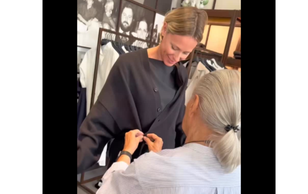 Torino – Federica Pellegrini fa shopping nel cuore della città: la gioia della proprietaria della boutique