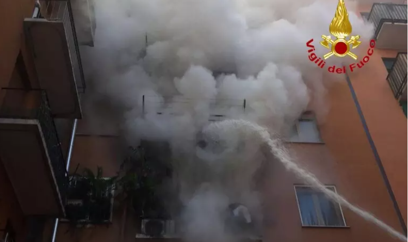 A Milano appartamento a fuoco  – Casa devastata e persone intossicate