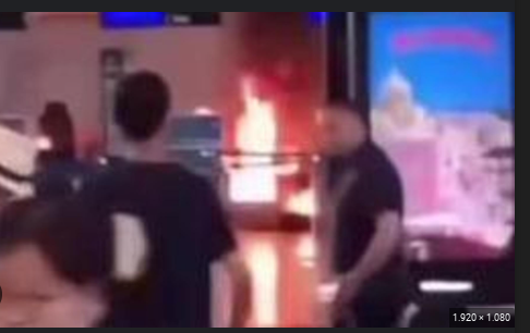 Milano – Follia a Malpensa: uomo appicca un incendio, bloccato dai viaggiatori