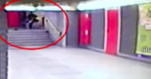 Milano – Rapinato dal branco in Metro: gli spruzzano spray, lo aggrediscono e derubano