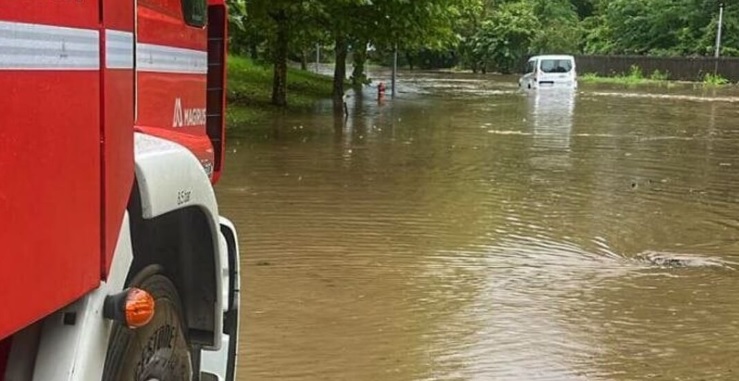 Nubifragio fra Milano e la Brianza: strade allagate e alberi crollati. Si contano i danni