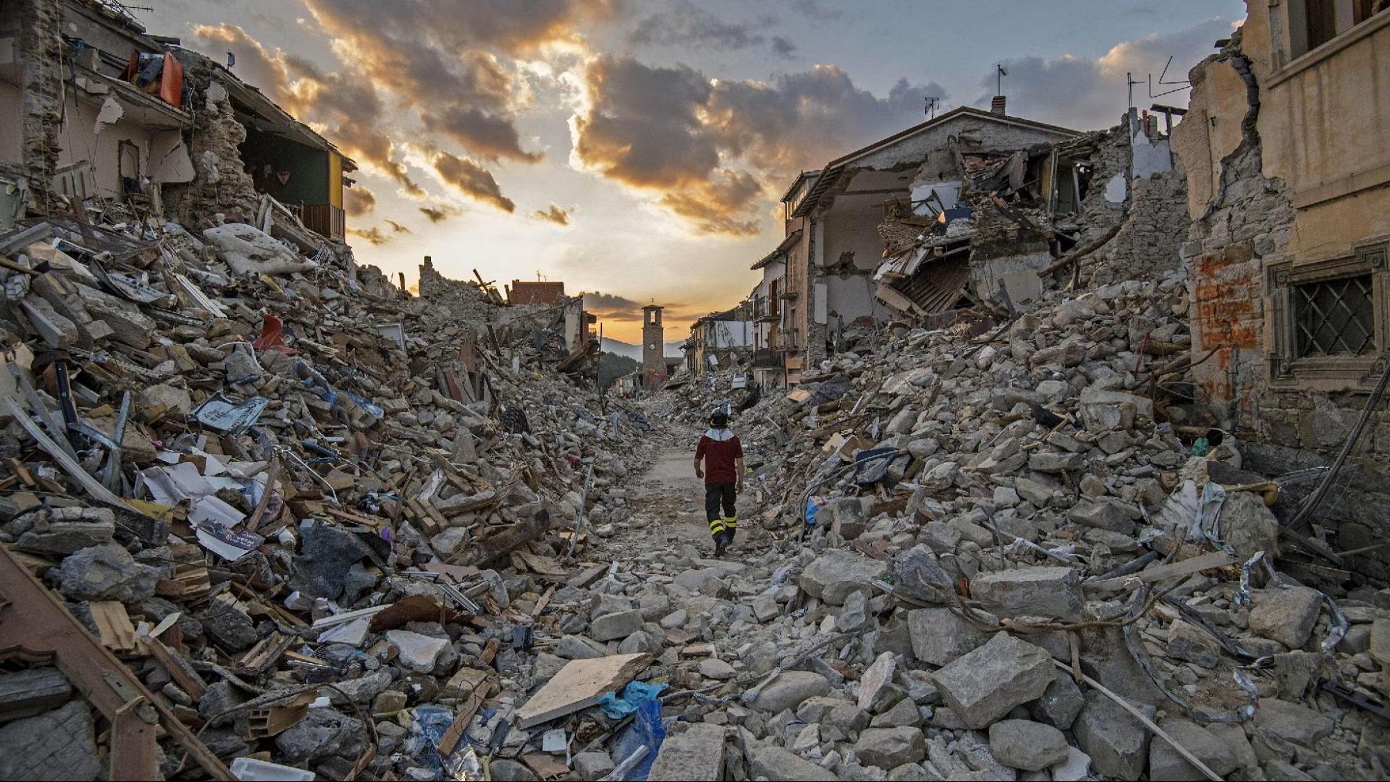 Amatrice, Castelli promette: “Rimozione totale delle macerie entro l’anno”