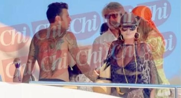 Fedez, La Russa e Santanchè: il trio che non ti aspetti in vacanza insieme in barca FOTO