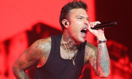 Milano- Fedez contro tutti dal palco: attacchi a Elodie, Tony Effe, Selvaggia Lucarelli e Achille Lauro. Cosa ha detto