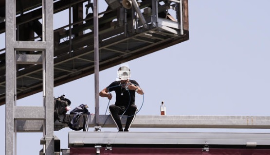Paura a Torino – Si arrampica sullo stadio Filadelfia e si lancia con un cavo al collo – Salvato dai vigili del fuoco. Cosa è successo