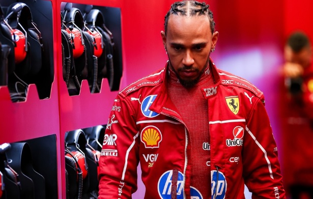 Ferrari, Hamilton shock dopo l’ennesimo flop in qualifica. “Sono inutile, la Ferrari dovrebbe cambiare pilota