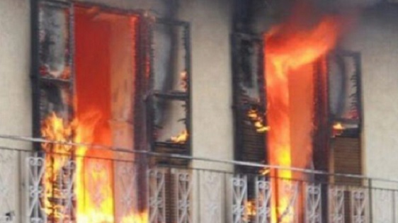 Milano – Incendio divora viletta. Donna si chiude in bagno, ma non riesce a salvarsi. Il dramma