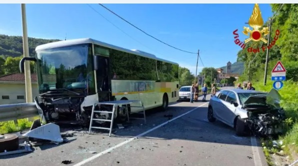Piemonte – Terribile incidente: scontro frontale fra autobus e auto: 5 feriti gravi