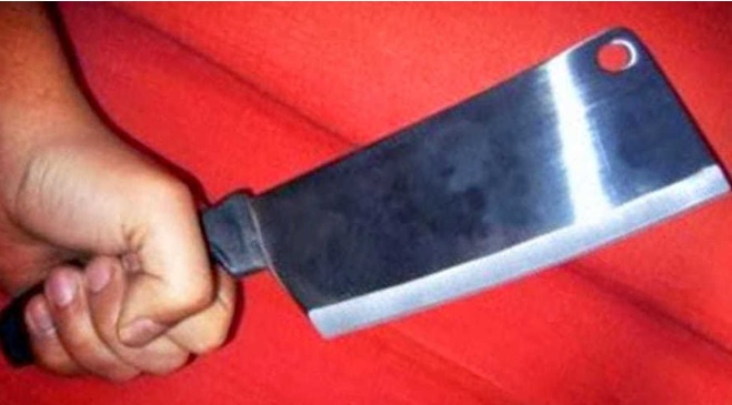 Follia nel Milanese – Colpisce al volto un passante con una mannaia: arrestato per tentato omicidio