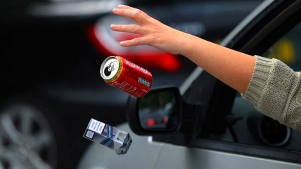 Per chi getta rifiuti dall’auto in corsa multe fino a 18mila euro