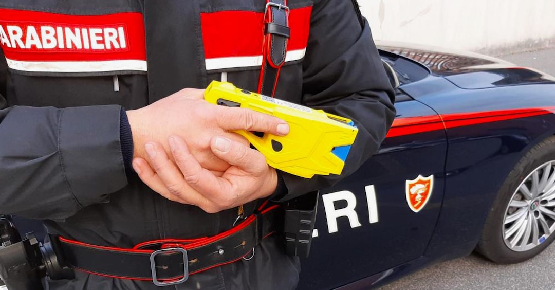 Il ministro Piantedosi difende il taser: “E’ uno strumento imprescindibile”