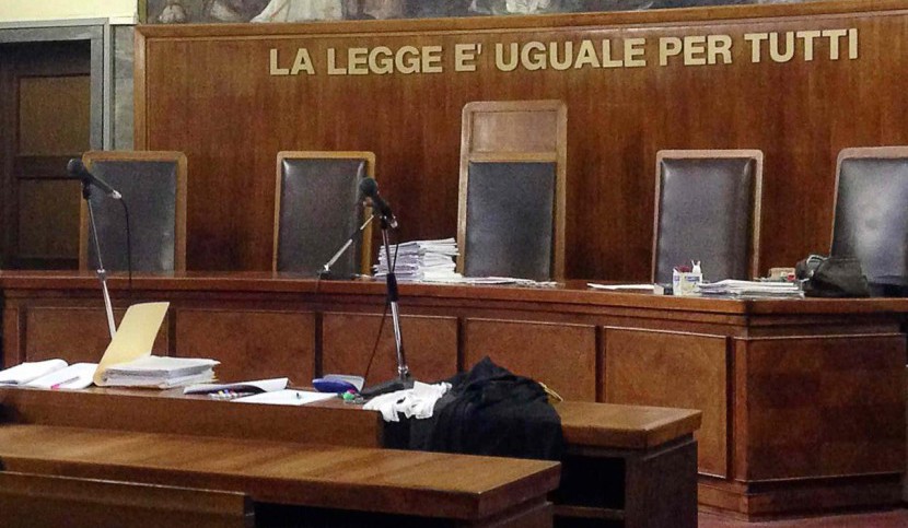 Roma, rapinatori rom aggrediscono gli agenti: arrestati, il giudice li libera