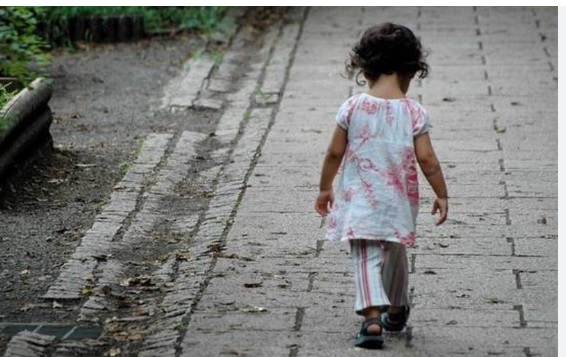 Paura nel Torinese – Bimba di 4 anni esce di casa da sola e si ritrova in mezzo al traffico. Salvata