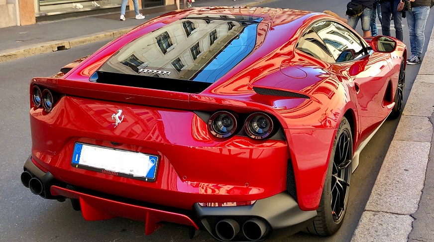 Milano – Sgasa con la Ferrari in centro. Il Vigile non gli fa la multa, ma i complimenti. E’ polemica: “Che pena”