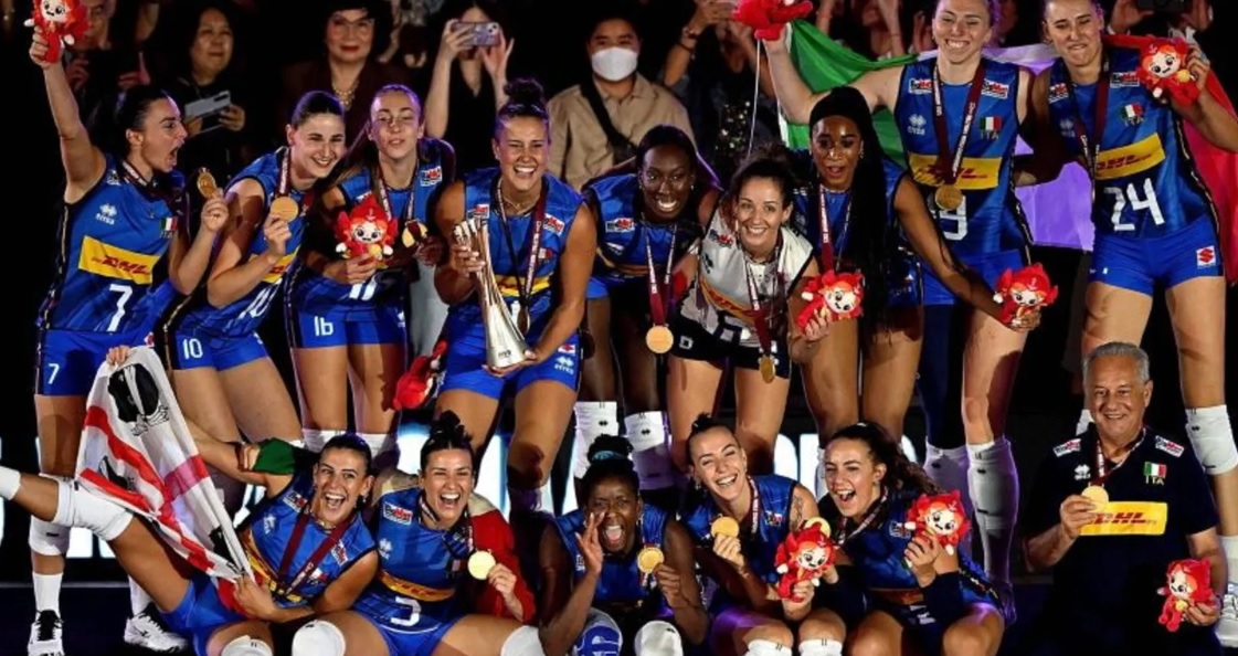 Milano – Accoglienza trionfale a Malpensa per le Campionesse del mondo di Volley. Bagno di folla per le Azzurre da sogno