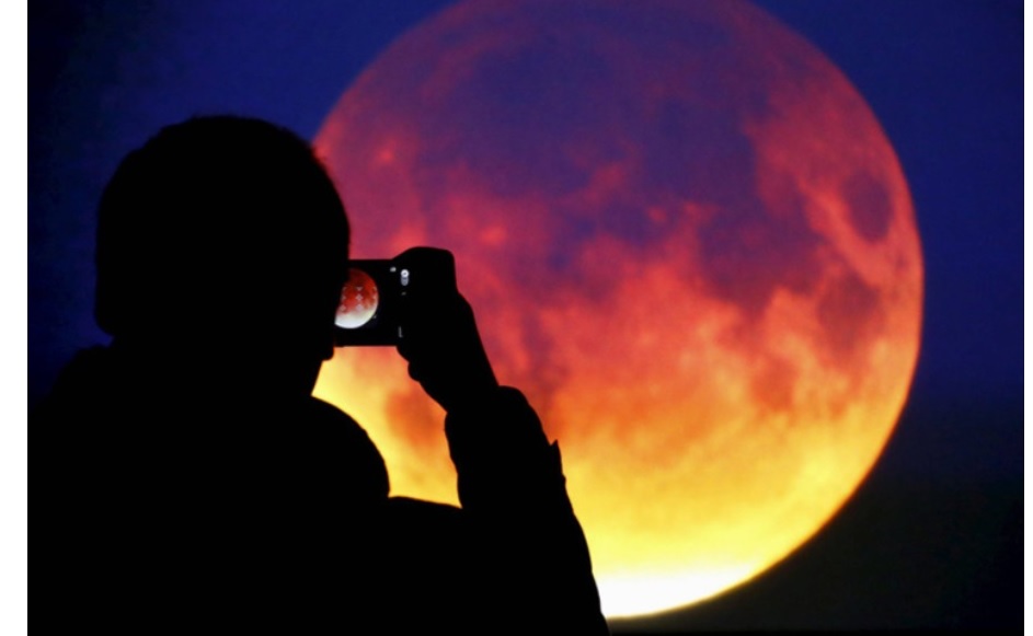 Milano – Stasera l’Eclissi lunare “di sangue”. Occhi puntati al cielo: ecco quando vederla