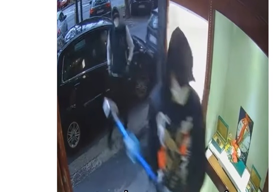 Torino – Ragazzi spaccano a martellate la vetrina di un’orologeria sotto gli occhi dei passanti