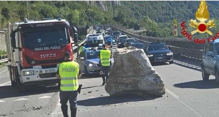 Paura in Lombardia – Masso gigante si stacca e cade sulla Statale: sfiorata la tragedia. Cosa è successo
