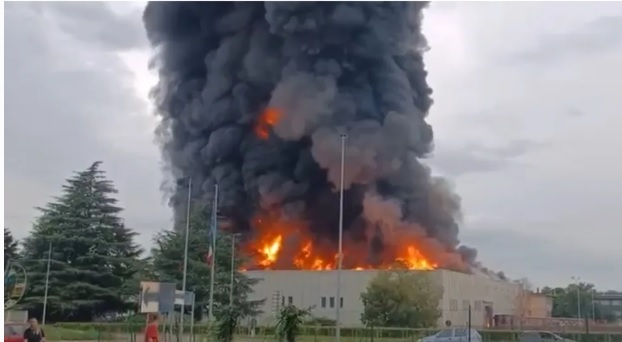 Torino – Incendio a Pianezza: situazione pericolosa per l’ambiente: “Non avvicinatevi”. Le ultime, dopo i controlli Arpa
