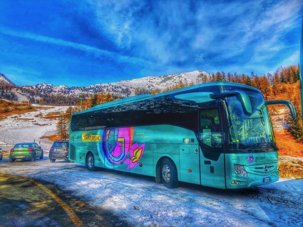 Gite scolastiche, il decreto scuola impone controlli più severi sui pullman