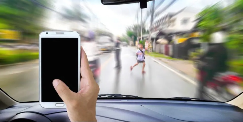 Follia a Milano – Guida con cellulare in mano, poi prende a pugni i vigili che lo avevano fermato. Arrestato