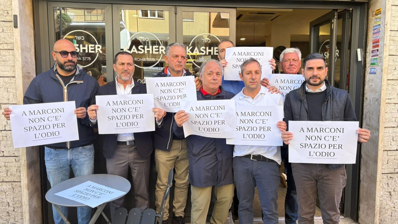 Roma, a Marconi flash mob contro le scritte antisemite