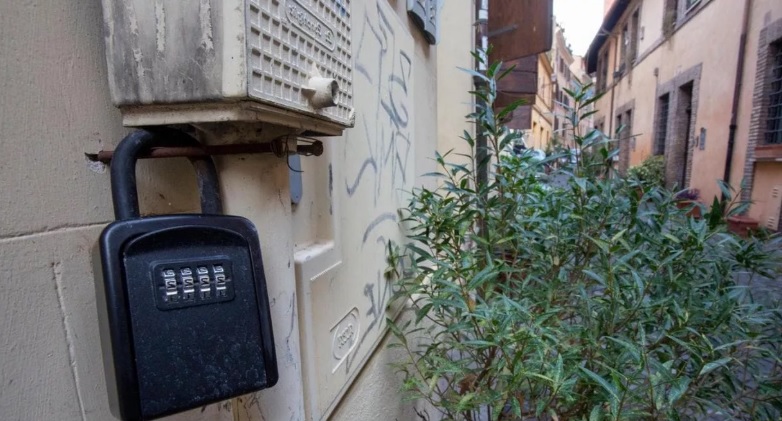 Torino – “Basta Airbnb in centro”. Arriva il piano “salva-negozi” contro il moltiplicarsi dei nuovi alloggi. Le novità