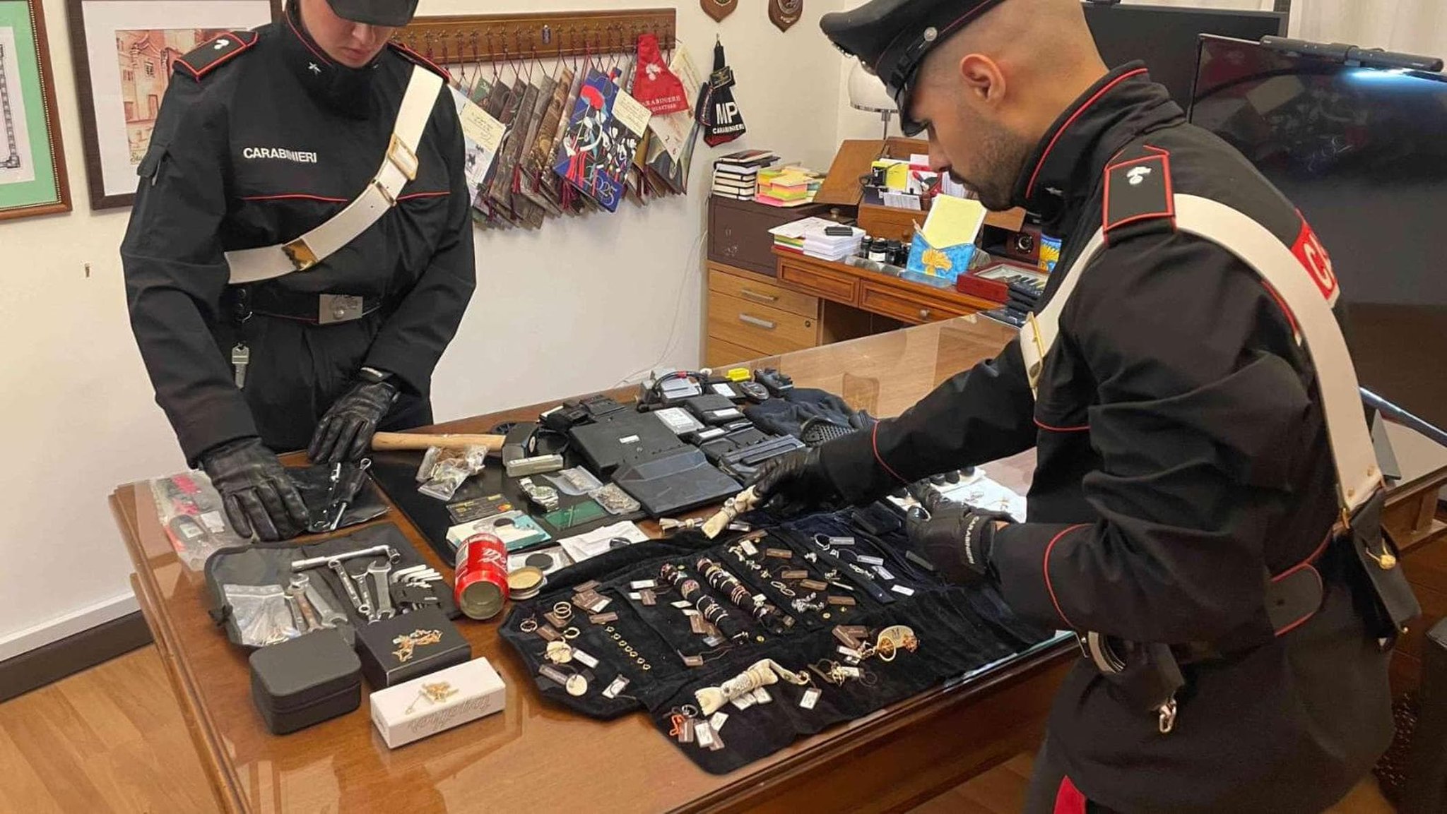 Roma, arrestato un rapinatore figlio d’arte: aveva gioielli per 250mila euro