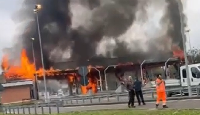 Paura in Lombardia – Incendio distrugge casello in autostrada. Traffico bloccato per ore