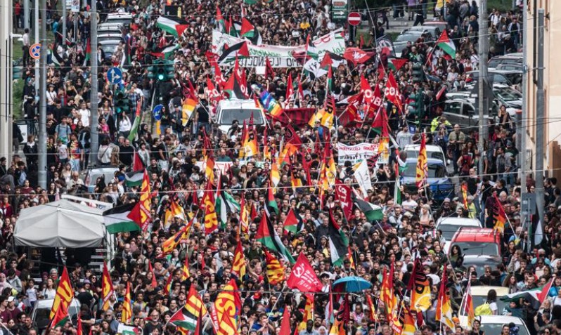 Torino – Marea umana per Gaza, serpentone di 3 Km: “Siamo 100mila”. Tentato l’assalto a Leonardo