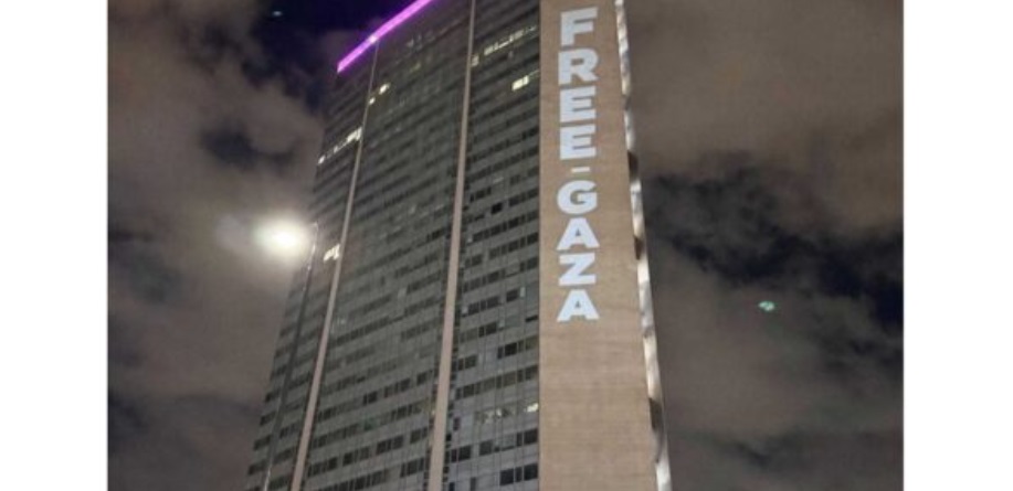 Milano – Scritta “Free Gaza” sul Pirellone. Ora la Lega vuole punire Majorino e Paladini