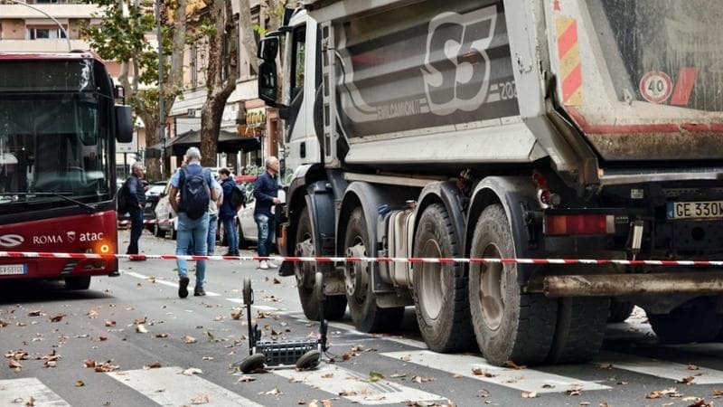 Tragico incidente a Torpignattara: anziano muore travolto da un camion
