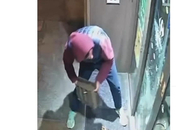 Torino – Ladri di Champagne al Carrefour: sfasciano la vetrina a colpi di tombino e rubano.