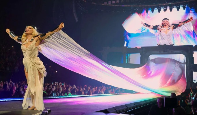 Milano – Truffa e biglietti falsi al concerto di Lady Gaga. La rabbia dei 200 rimasti fuori. “Abbiamo speso 500 euro