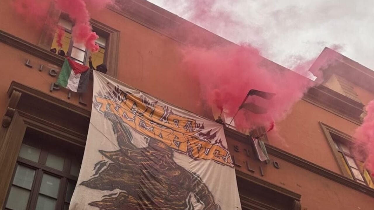 Incidente all’Albertelli occupato: ragazza precipita in cortile, ricoverata