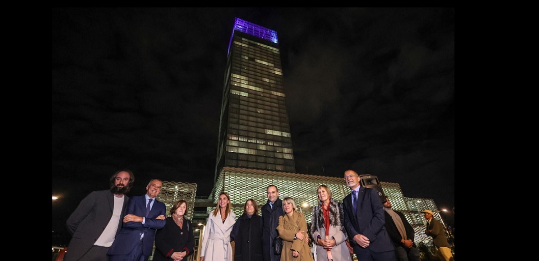 Torino – Il Grattacielo Piemonte si illumina con un’opera d’arte: l’edificio si trasforma in un ‘palcoscenico di luce’