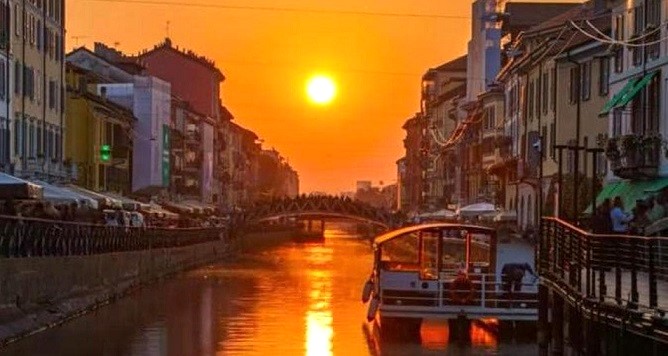 Milano come New York: il raro spettacolo, fra cielo e Naviglio, immortalato da un grande fotografo. “Un tramonto da sogno”