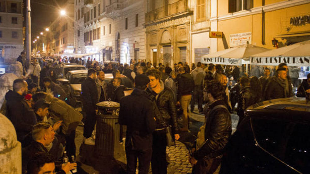 Roma, movida violenta: assalto a un condominio e bottigliate a un residente