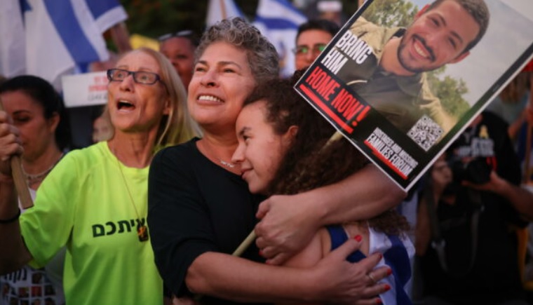 Gaza-Israele, il giorno più atteso – Rilasciati i primi 7 ostaggi. Trump annuncia: “La guerra è finita”